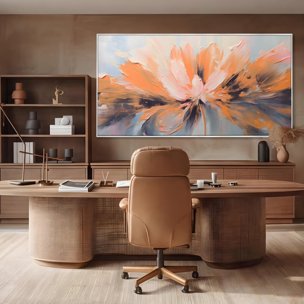 Tablou canvas cu tablou canvas cu floare abstracta, in rama de aluminiu argintiu, pe perete intr-un birou